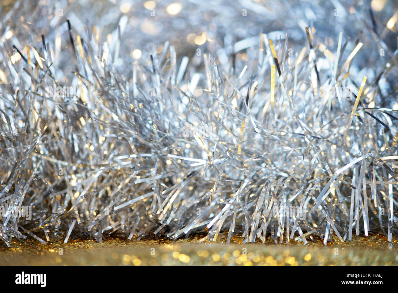 Silber Lametta auf einen goldenen Hintergrund für die Verzierung eines Weihnachten Festliche Baum. Stockfoto