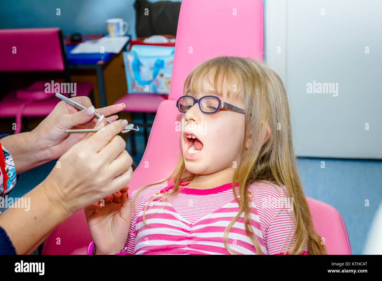 Erschrocken süßes kleines Mädchen mit offenen Mund ist Zahnarzt, Zahnpflege. Stockfoto