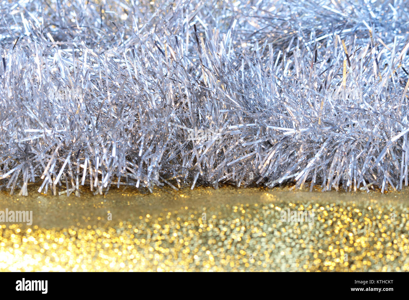 Silber Lametta auf einen goldenen Hintergrund für die Verzierung eines Weihnachten Festliche Baum Stockfoto