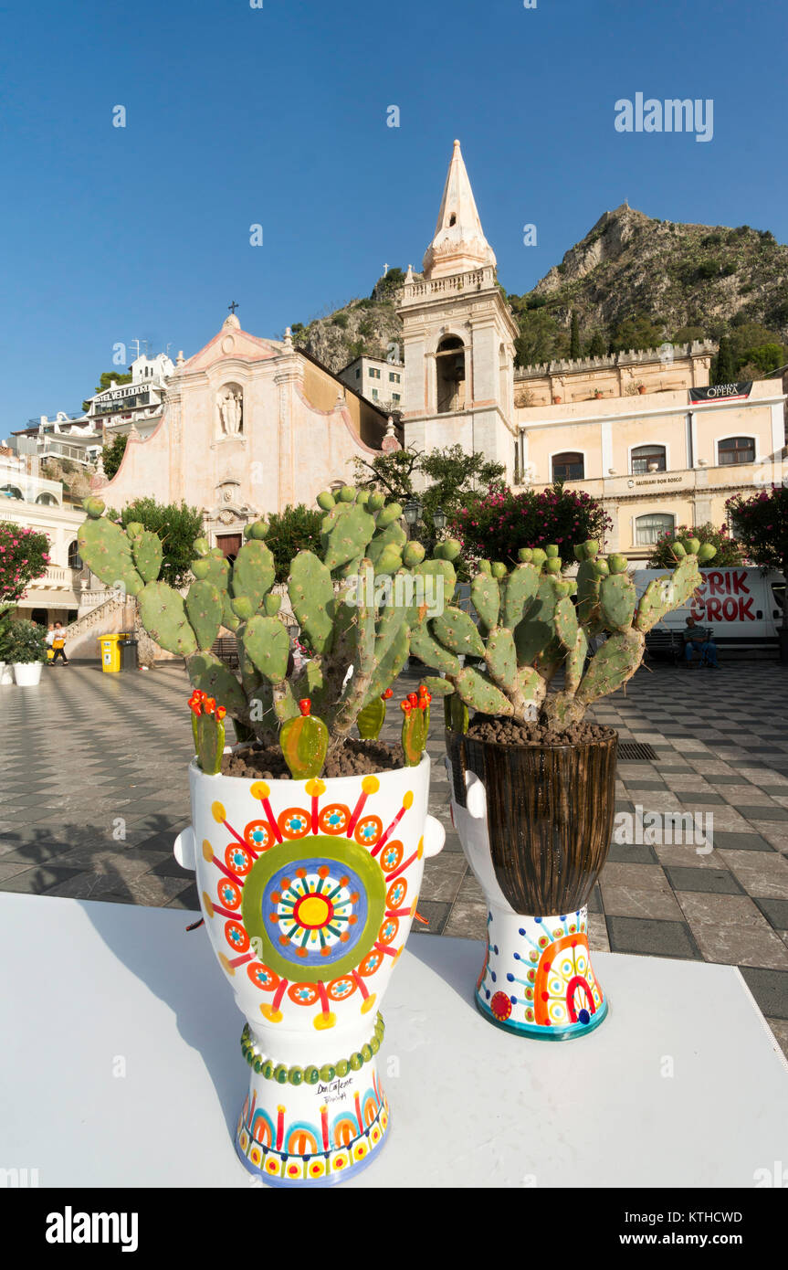 Bunte Keramik Töpfe von Kakteen, der Piazza IX Aprile, Taormina, Sizilien, Europa Stockfoto