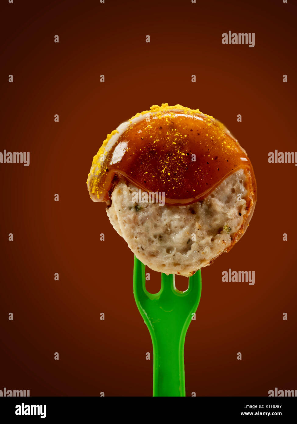 Isoliert; Gabel; Ketchup; Fleisch; Wurst; Lebensmittel; Sauce, Curry, Currywurst, Bude; Essen; Schnitt; schnell; Fett; Deutsch; Bratwurst; Gewürz; Shop; Spezialgebiet; unhea Stockfoto