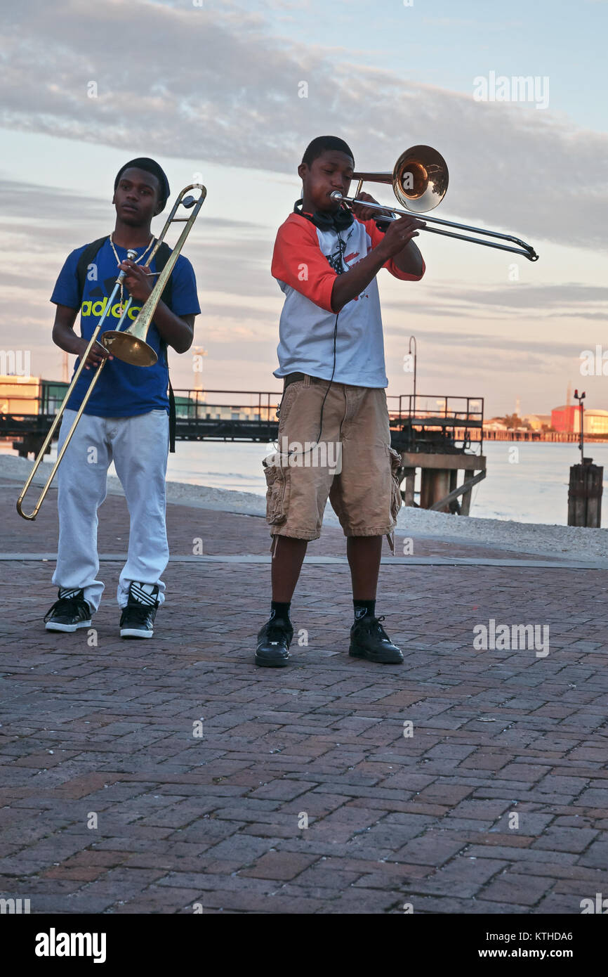 College jazz band erfüllt von Musik Kreuzfahrtschiff, New Orleans, Louisiana, USA, Nordamerika, Stockfoto