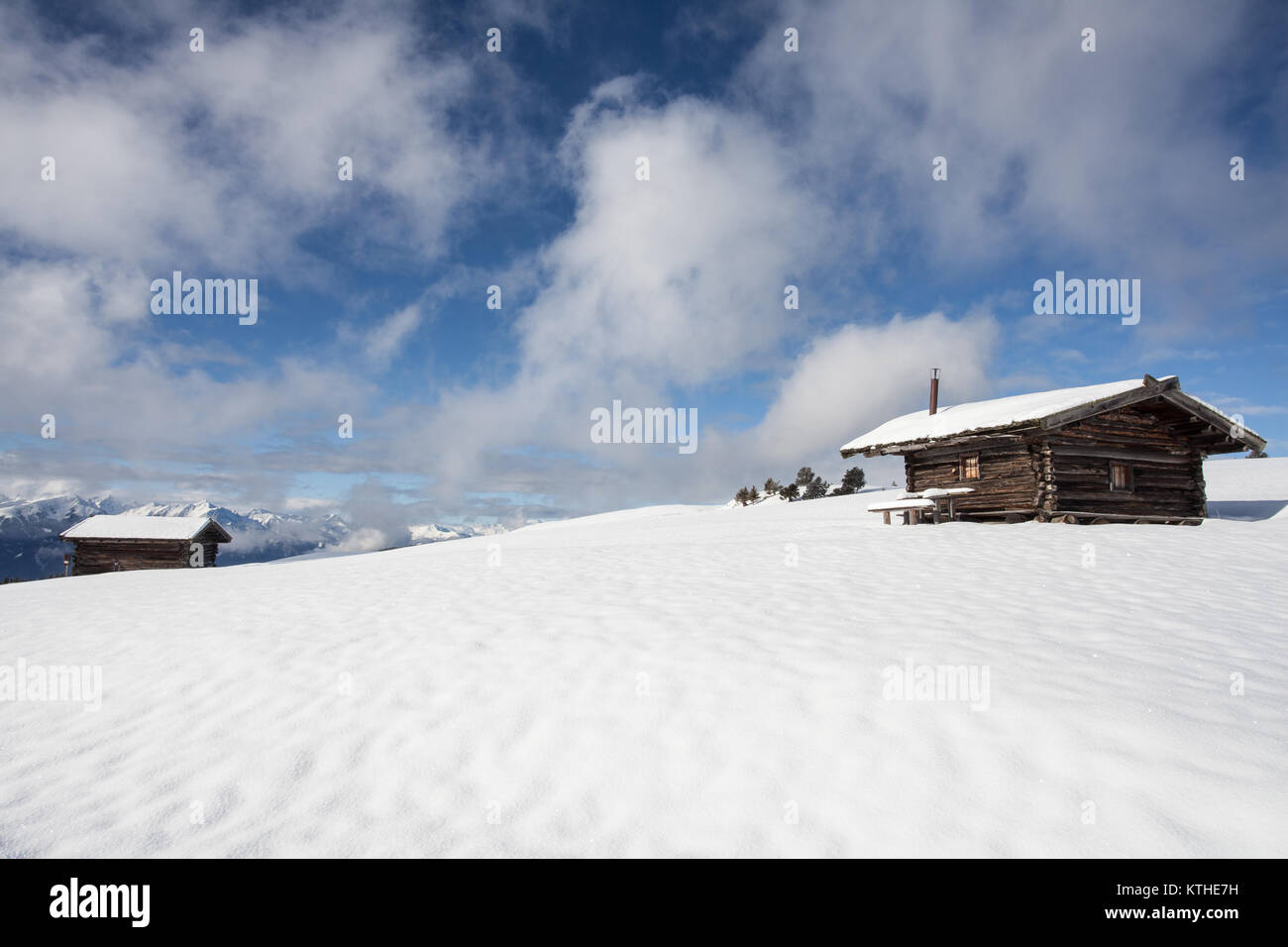 Südtirol Schnee Berge Landschaft und Wald Hütte Winter Reisen Europa Stockfoto