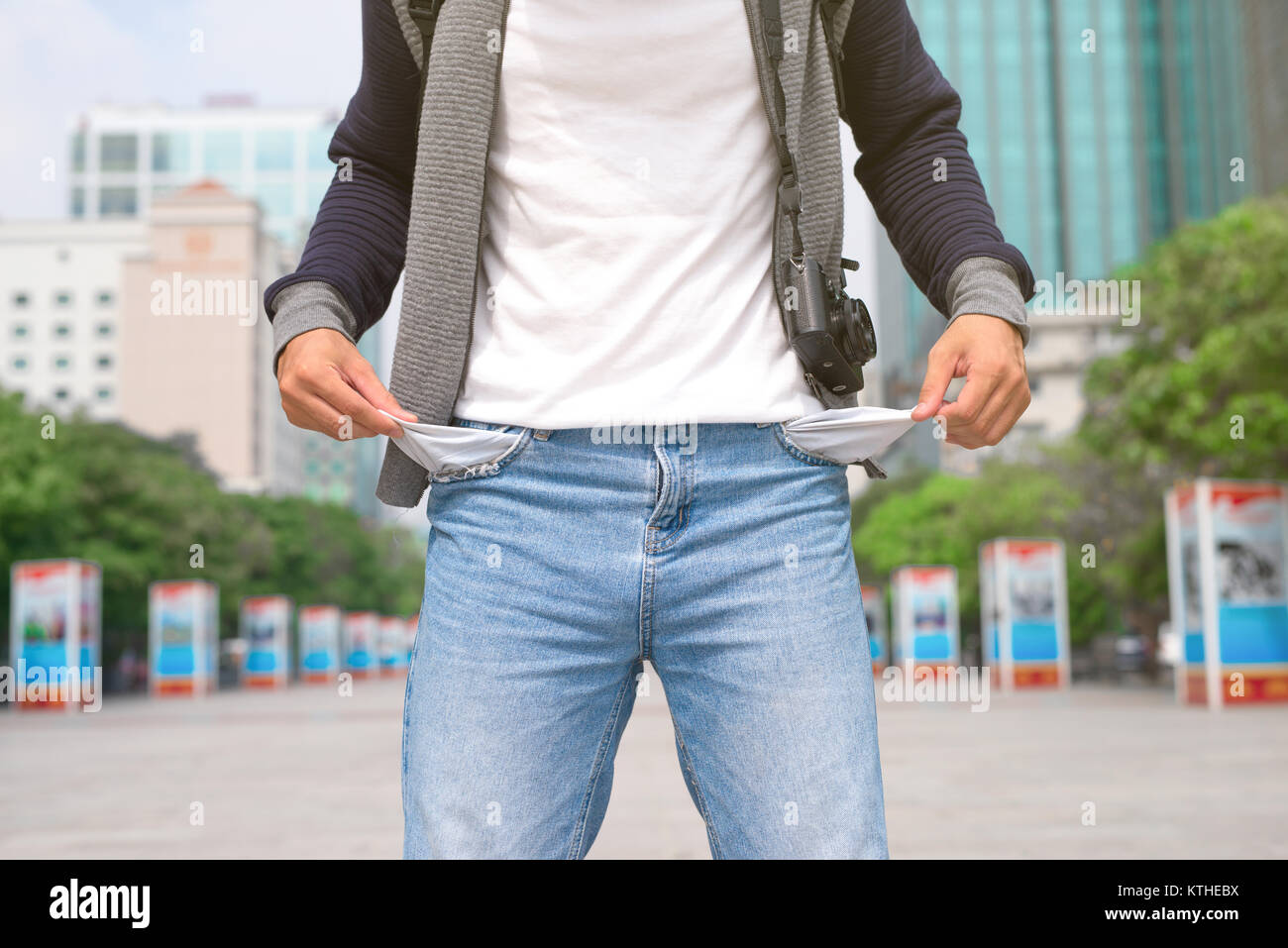 Kein Geld. Menschen angezeigt. Drehen Sie dazu die Tasche Stockfoto