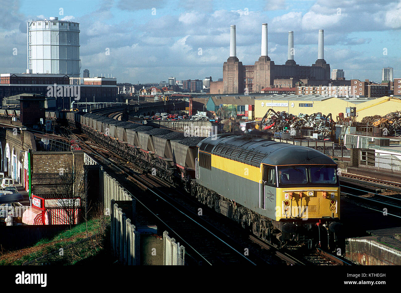 Eine Klasse 56 Diesellok Reihe 56036 Arbeiten geladen Kohle am Bahnhof Wandsworth Road in London. 7. Februar 1994. Stockfoto