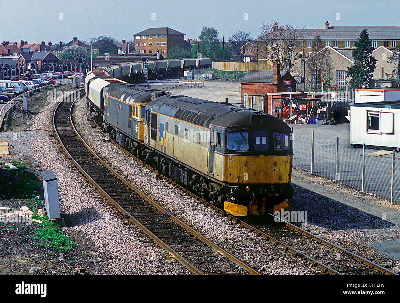 Ein paar Klasse 33 Diesellokomotiven Nummern 33033 und 33023 arbeiten ein Zug von MARCON wagen, die die Greenford Niederlassung in West Ealing. 10. April 1991. Stockfoto
