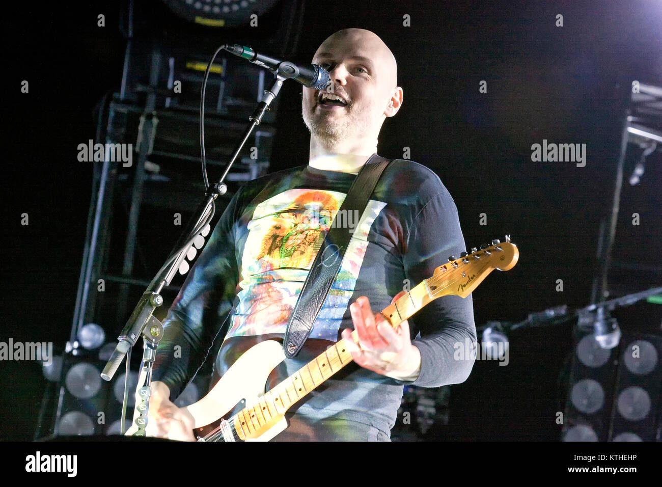 Die amerikanische Alternative Rock Band The Smashing Pumpkins führt ein Live Konzert in Oslo Spektrum. Hier Sänger, Songwriter und Musiker Billy Corgan ist live auf der Bühne gesehen. Norwegen, 04.11.2011. Stockfoto