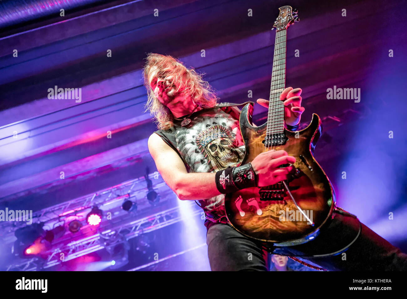 Die deutsche Heavy Metal Band U.D.O. führt ein Live Konzert bei Vulkan Arena in Oslo. Hier Musiker Andrej Smirnow an der Gitarre ist live auf der Bühne gesehen. Norwegen, 30/04 2015. Stockfoto