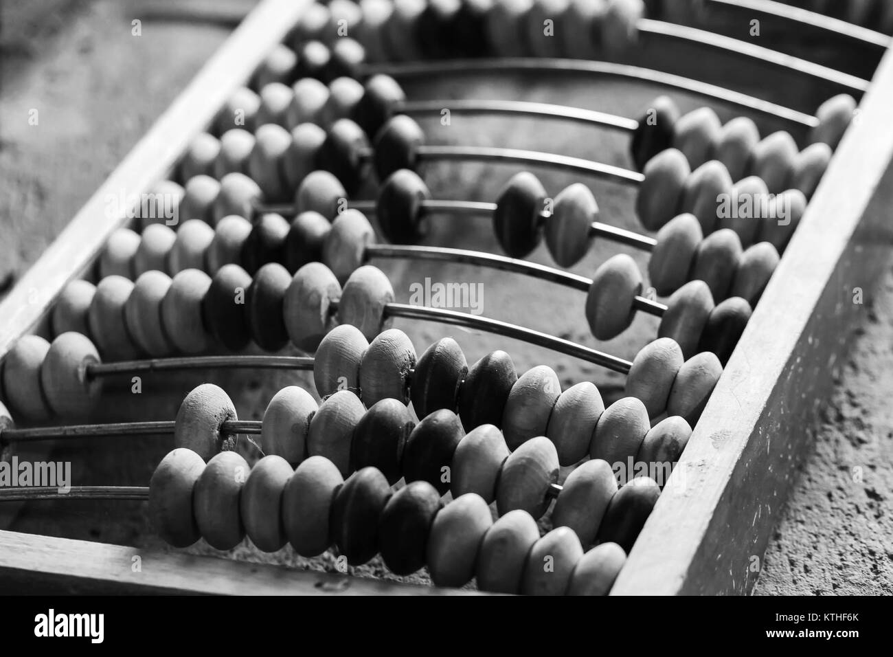 Alte abacus lag auf steinernen Tisch, bis schwarz-weiß Foto mit selektiven Fokus schließen Stockfoto