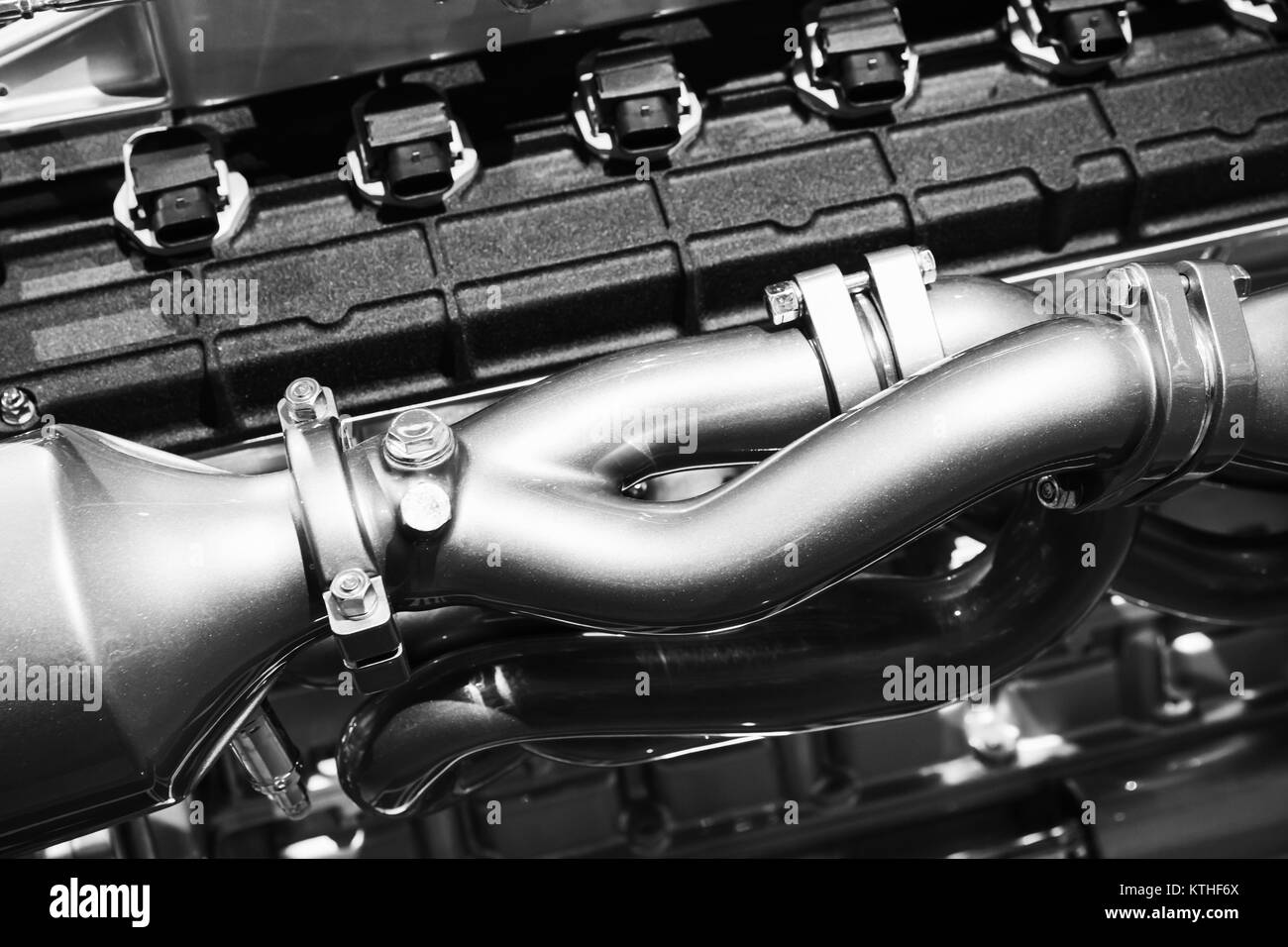 Zylinderblock und Gebläse. Sport auto motor Teile, V12-Motor Fragment, closeup schwarz-weiß Foto mit selektiven Fokus Stockfoto