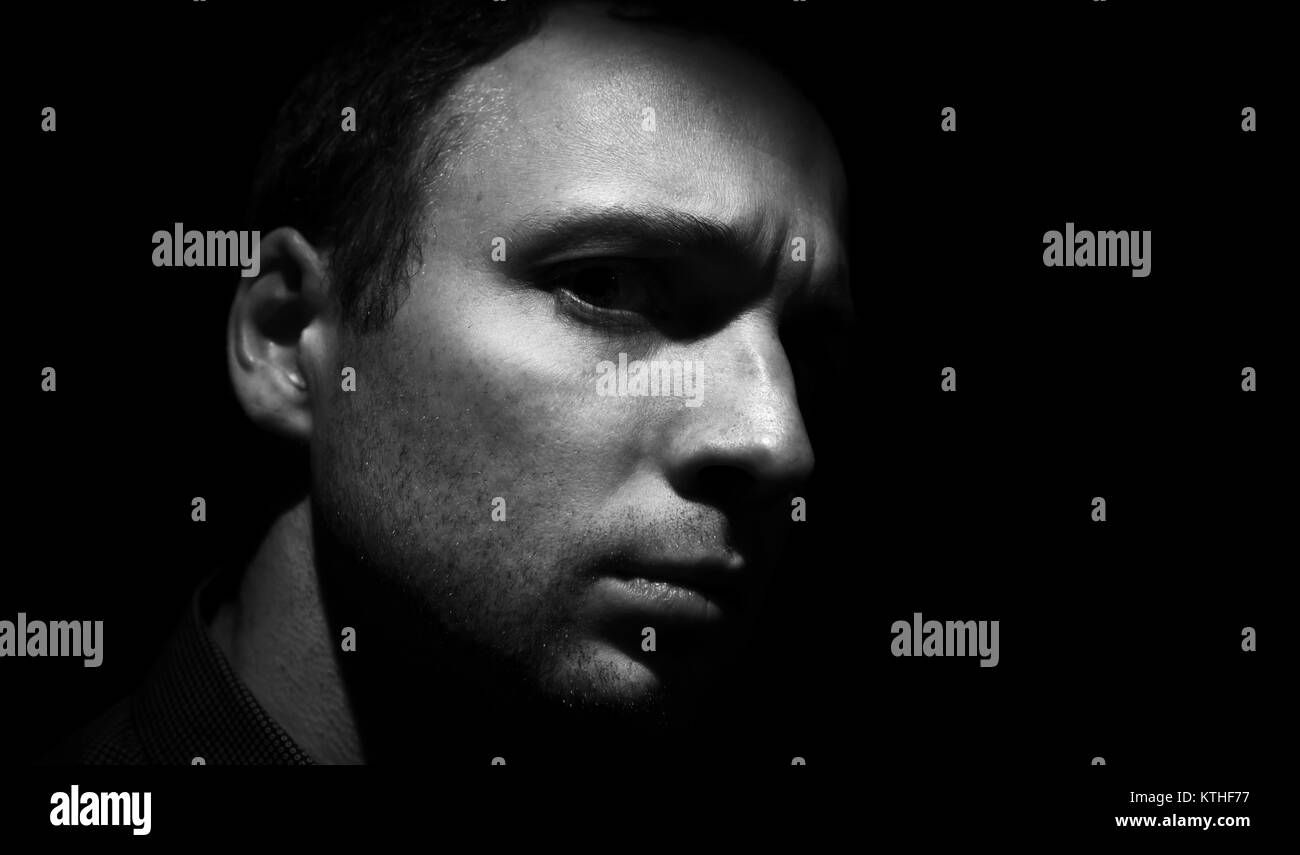 Closeup studio Portrait der jungen europäischen Mann über schwarzen Hintergrund, Low Key Schwarz und Weiß Foto Stockfoto