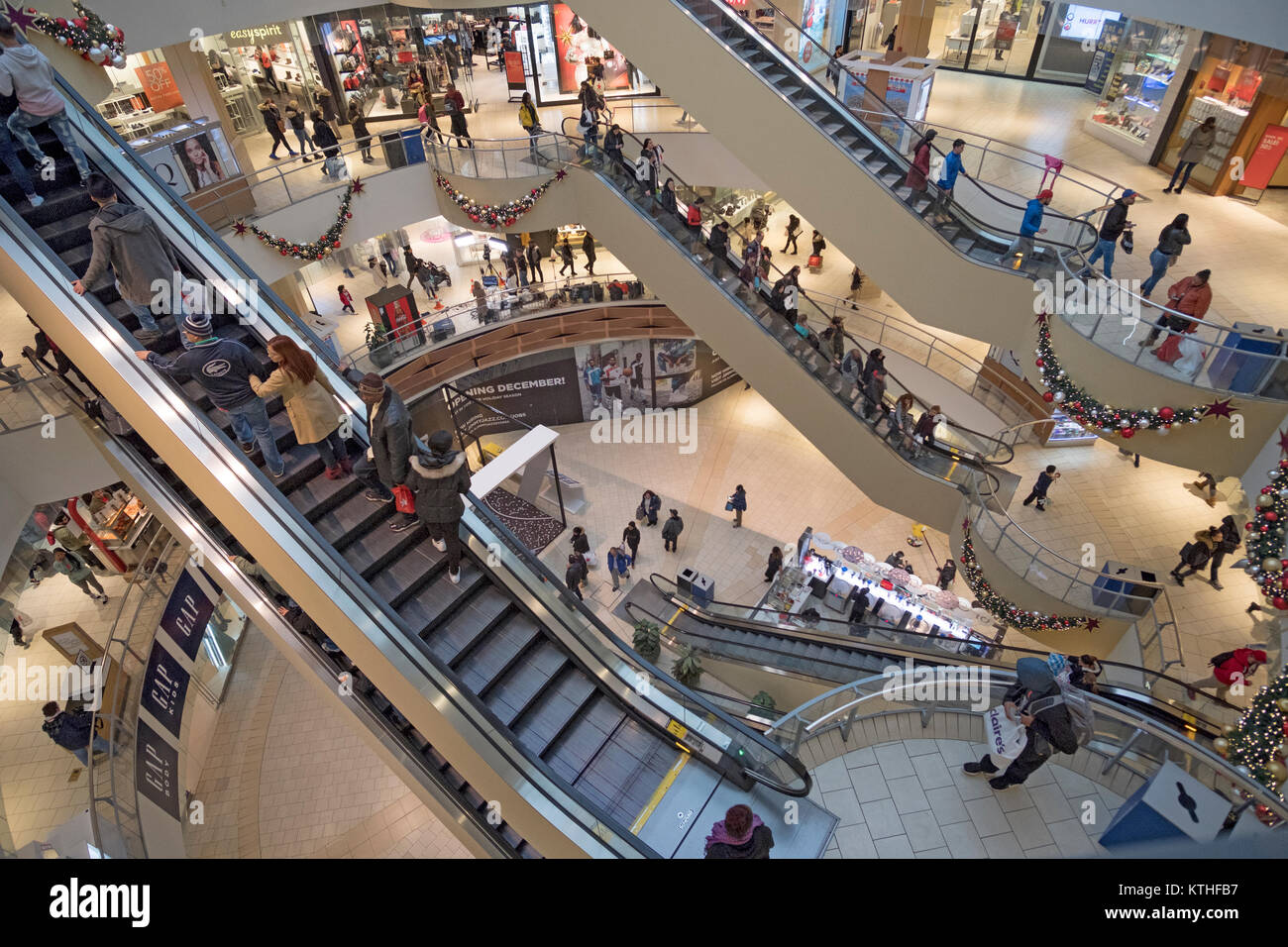 Eine Ansicht von oben an der Queens Center Shopping Mall in Elmhurst
