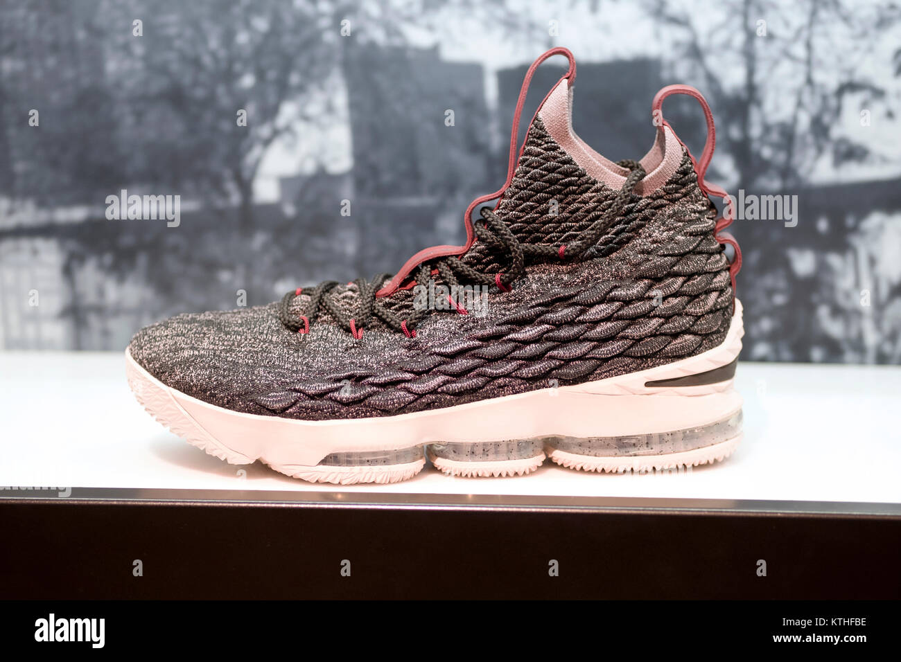 Ein $ 185 Paar Lebron 15 Nike Schuhe für Verkauf bei Footlocker im Queens  Center Shopping Mall in Elmhurst, Queens, New York City Stockfotografie -  Alamy