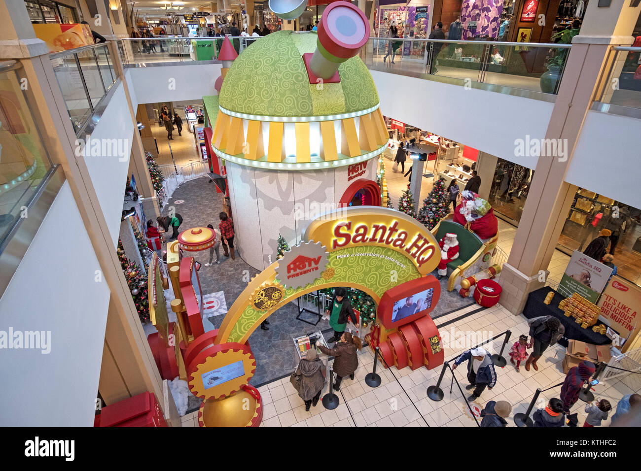 Eine Ansicht von Santa Sitz am Queens Center Shopping Mall in Elmhurst, Queens, New York City. Stockfoto