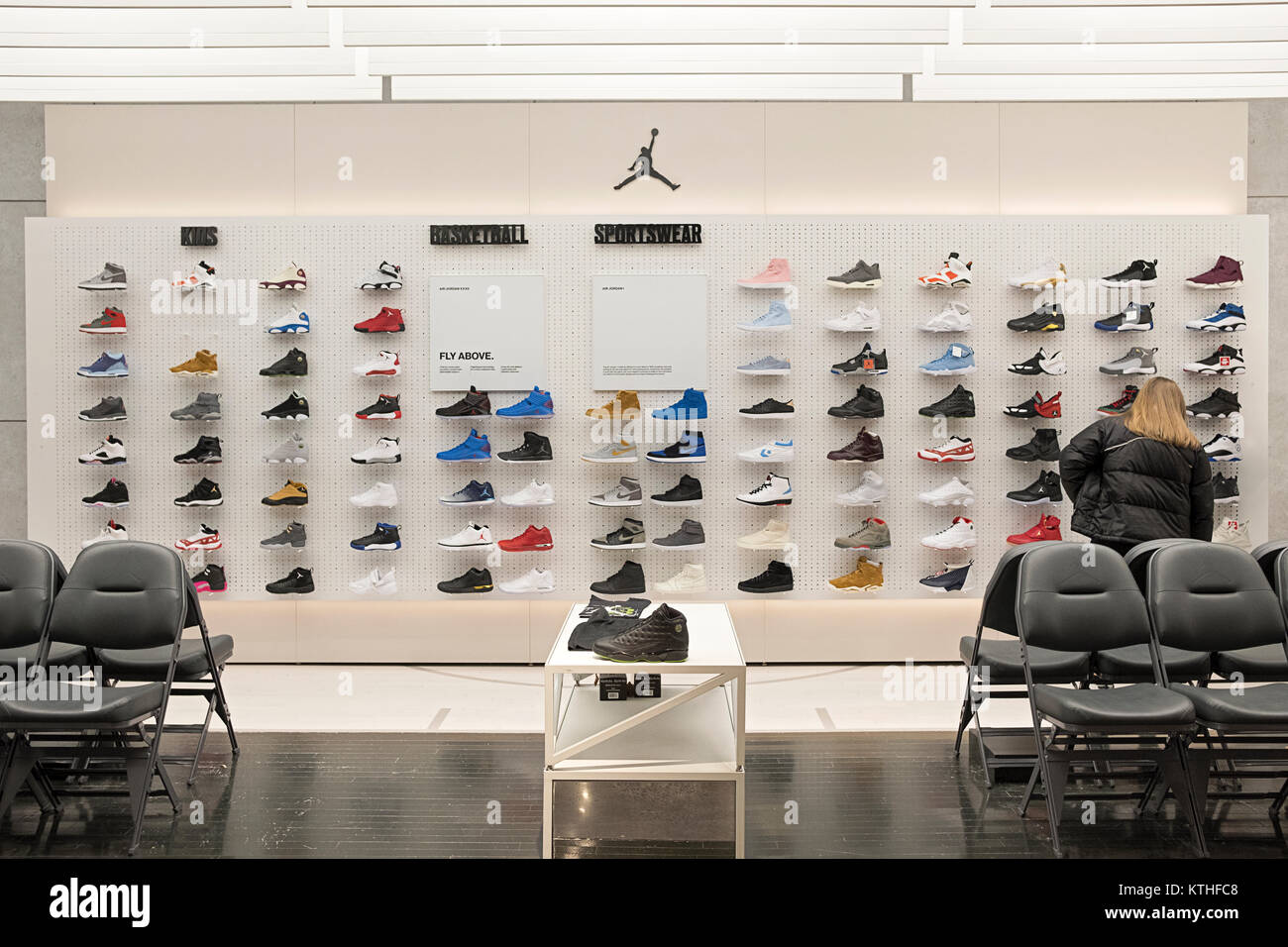 Das Air Jordan Sportschuh Display im Footaction Store im Einkaufszentrum Queens Center in Elmhurst, Queens, New York City. Stockfoto
