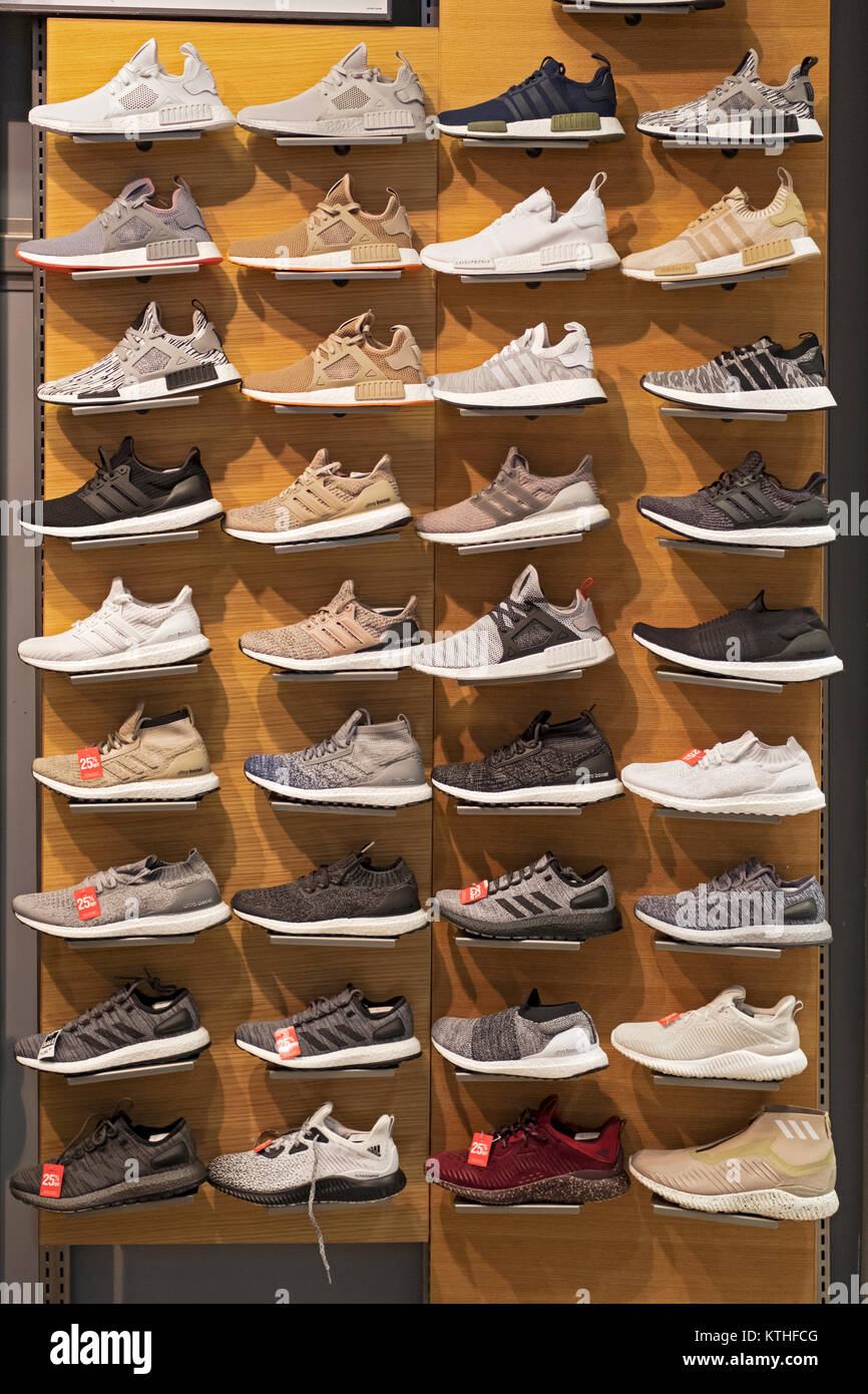Eine Anzeige von Adidas Sportschuhe zum Verkauf an der Footaction Store im Queens Center Shopping Mall in Elmhurst, Queens, New York City. Stockfoto