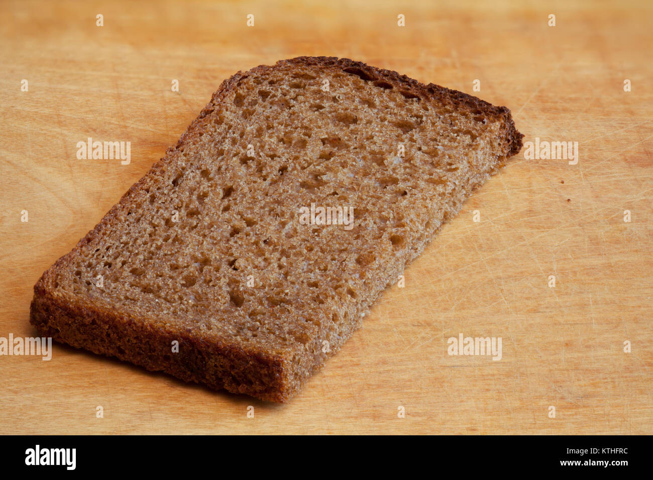 Stück Roggenbrot auf einem Schneidebrett Makroaufnahme Stockfoto