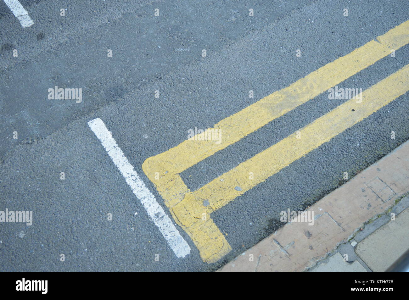 Ende der doppelten gelben Linien Stockfoto