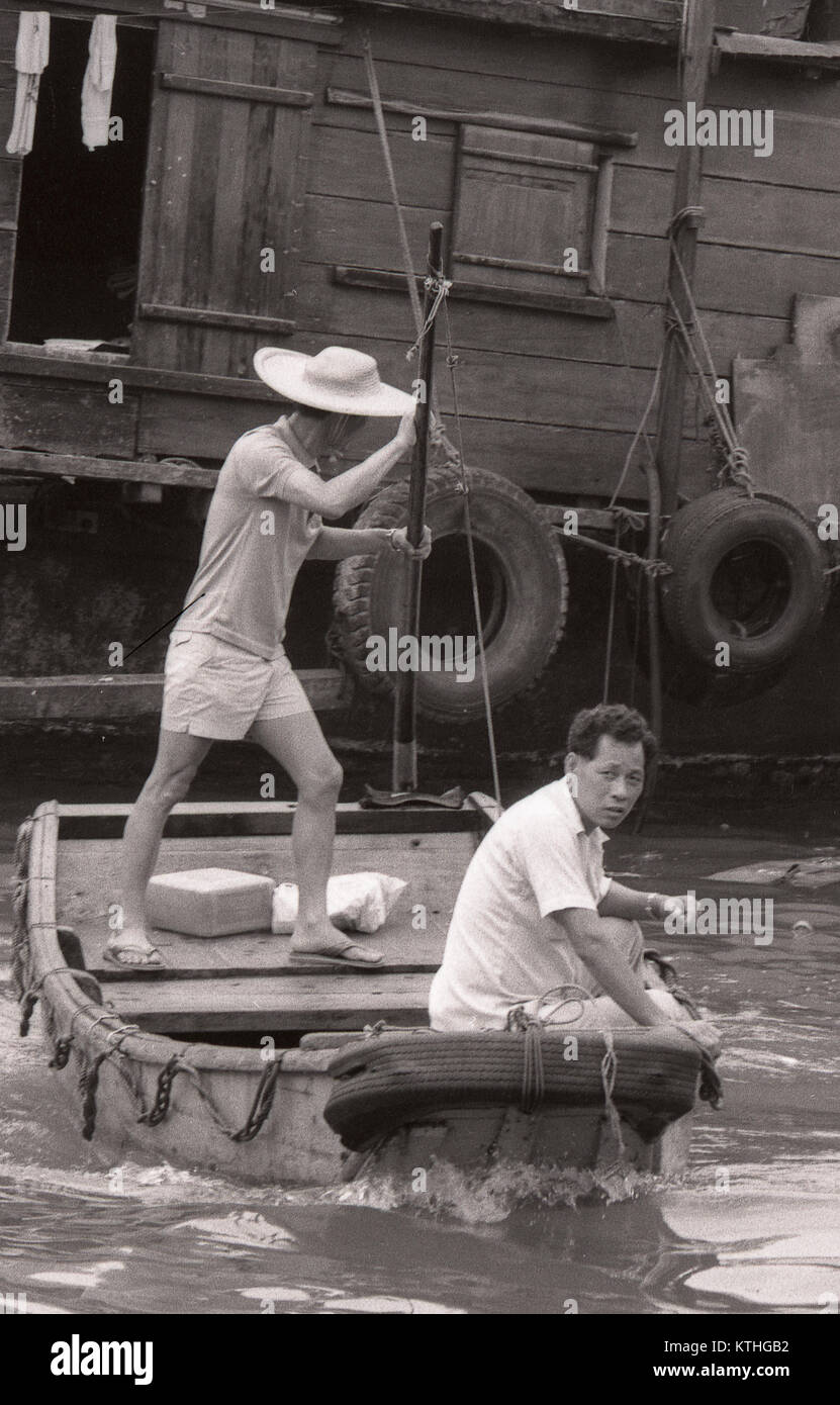 Hafen Aberdeen, HONG KONG, Februar 1981: Unbekannter Männer mit einem Sampan um im Februar 1981 im Hafen Aberdeen, Hong Kong zu reisen. Dieser Hafen war die Heimat der Flüchtlinge im kommunistischen China. Stockfoto