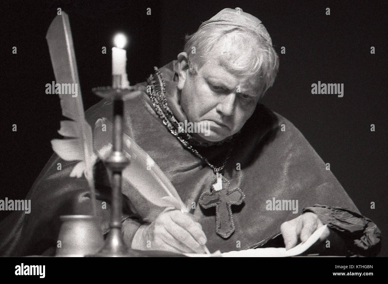 TOOWOOMBA, AUSTRALIEN, circa 1982: Schauspieler als Kardinal Wolsey in klerikalen Gewänder gekleidet mit Federkiel am Schreibtisch schreibt während der Proben für das Spiel ein Mann für alle Jahreszeiten, ca. 1982, in Toowoomba, Australien Stockfoto