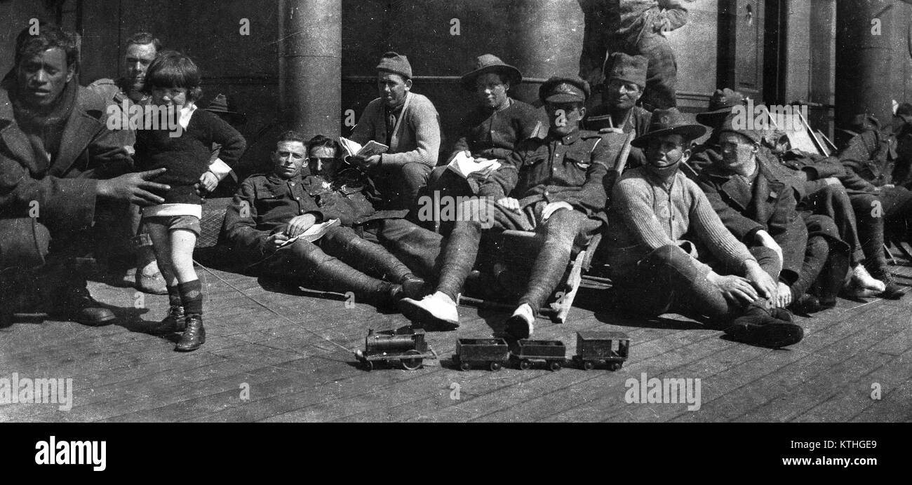 Neuseeland Soldat mit Jungen auf truppentransporter zum Ersten Weltkrieg gehen Stockfoto