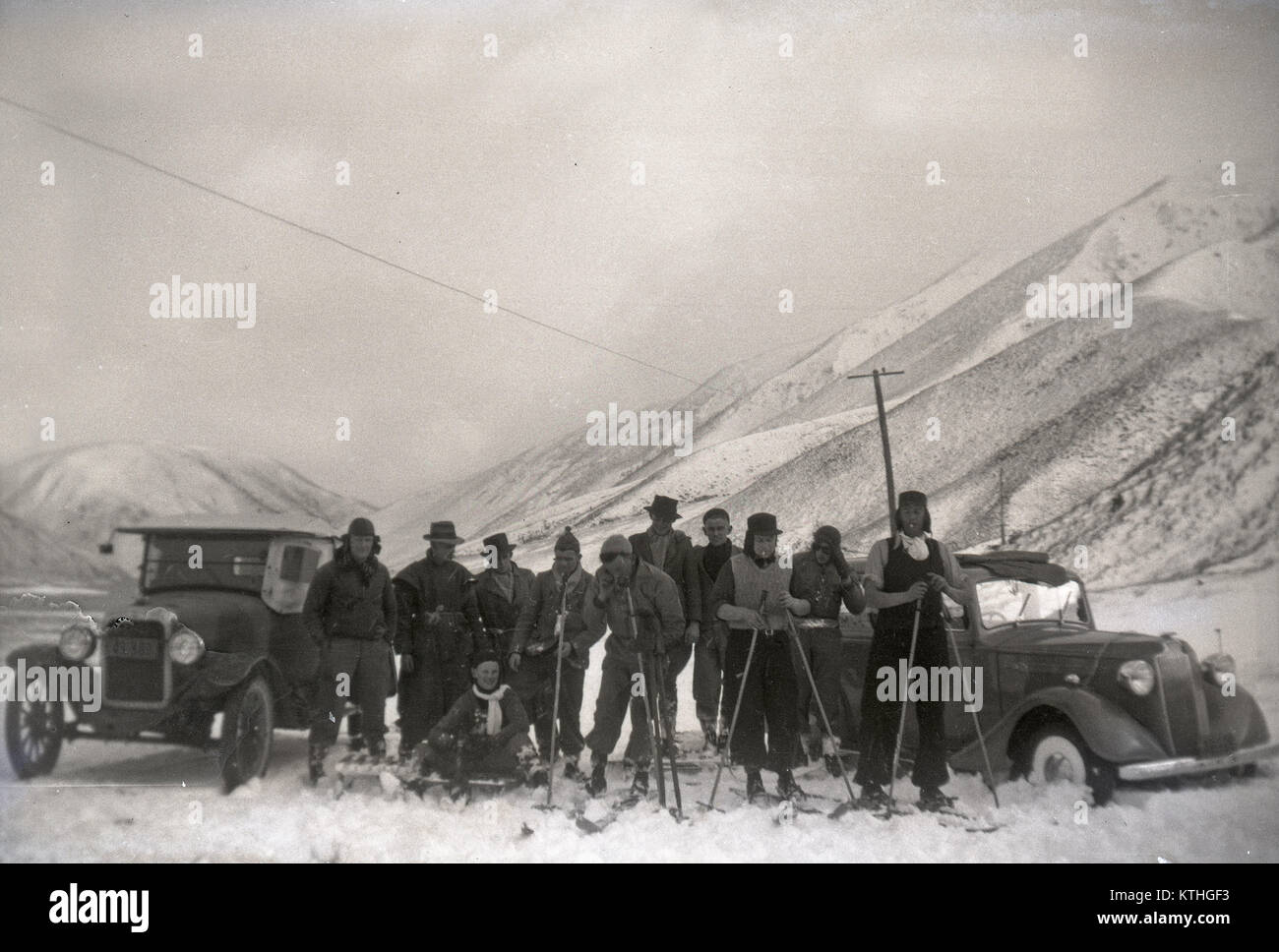 Team von Personen mit Skifahren Zahnrad am Fuße der Südlichen Alpen, vermutlich auf dem Canterbury, Neuseeland, 1920 s Stockfoto