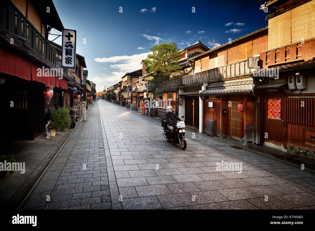 Lizenz und Drucke im MaximImages.com - Historic Streets of Gion, Kyoto, Japan Reise Stock Foto Stockfoto