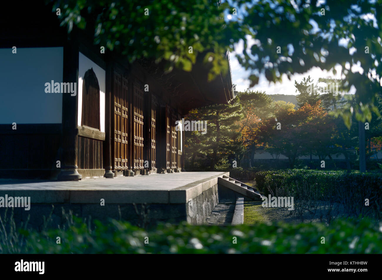 Kennin-ji, Kenninji, Zen-buddhistischen Tempel Hatto Haupthalle beleuchtet durch die Morgensonne. Gion Distrikt, Bezirk Komatsucho, Kyoto, Kyoto, Japan 2017. Stockfoto
