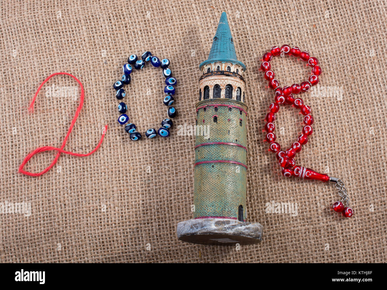 Glückliches Jahr 2018 mit Schieber, Galata-turm und Perlen Stockfoto