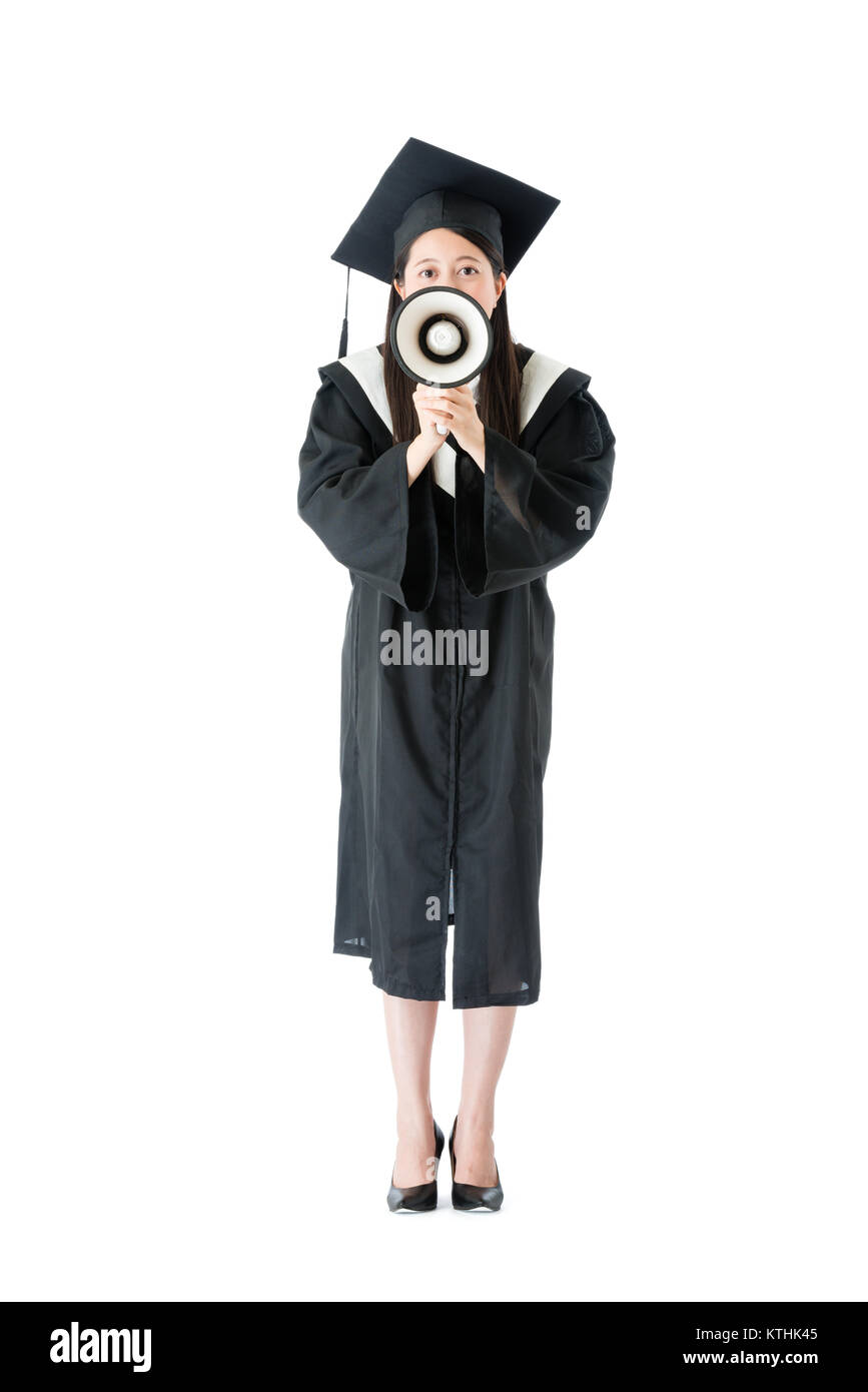 Attraktive junge Mädchen Schüler fertigen College studieren stehen auf weißen Hintergrund und über den Lautsprecher Gesicht zur Kamera Ankündigung Graduierung Nachrichten Stockfoto