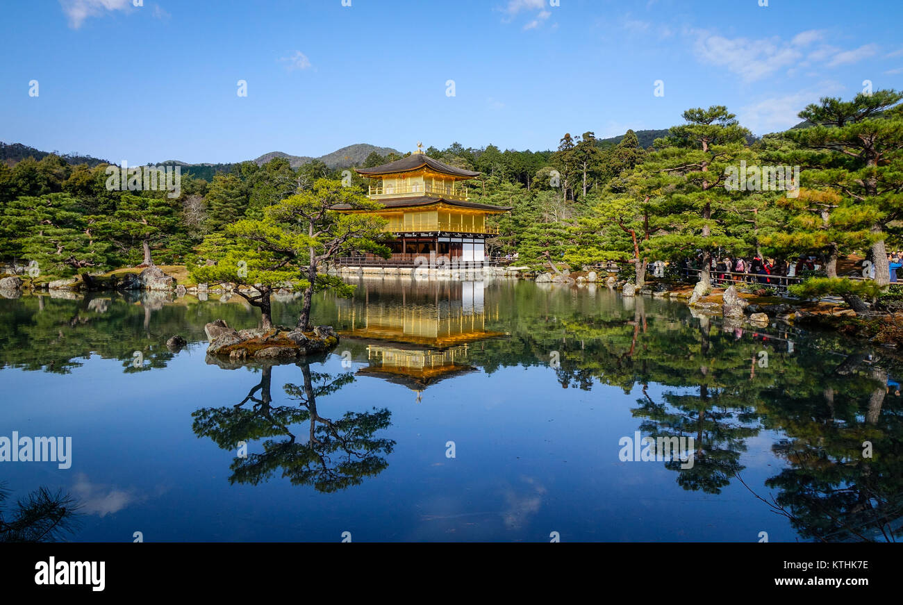 Kyoto, Japan - Dec 25, 2015. Kinkakuji Tempel (Goldener Pavillon) in Kyoto, Japan. Kyoto war die Hauptstadt von Japan für über ein Jahrtausend und trägt eine Re Stockfoto