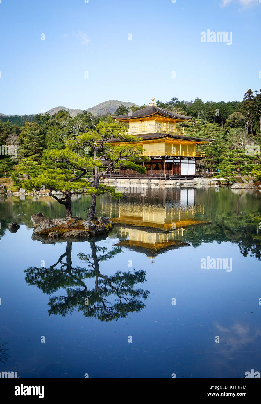 Kinkakuji Tempel (Goldener Pavillon) im sonnigen Tag in Kyoto, Japan. Stockfoto