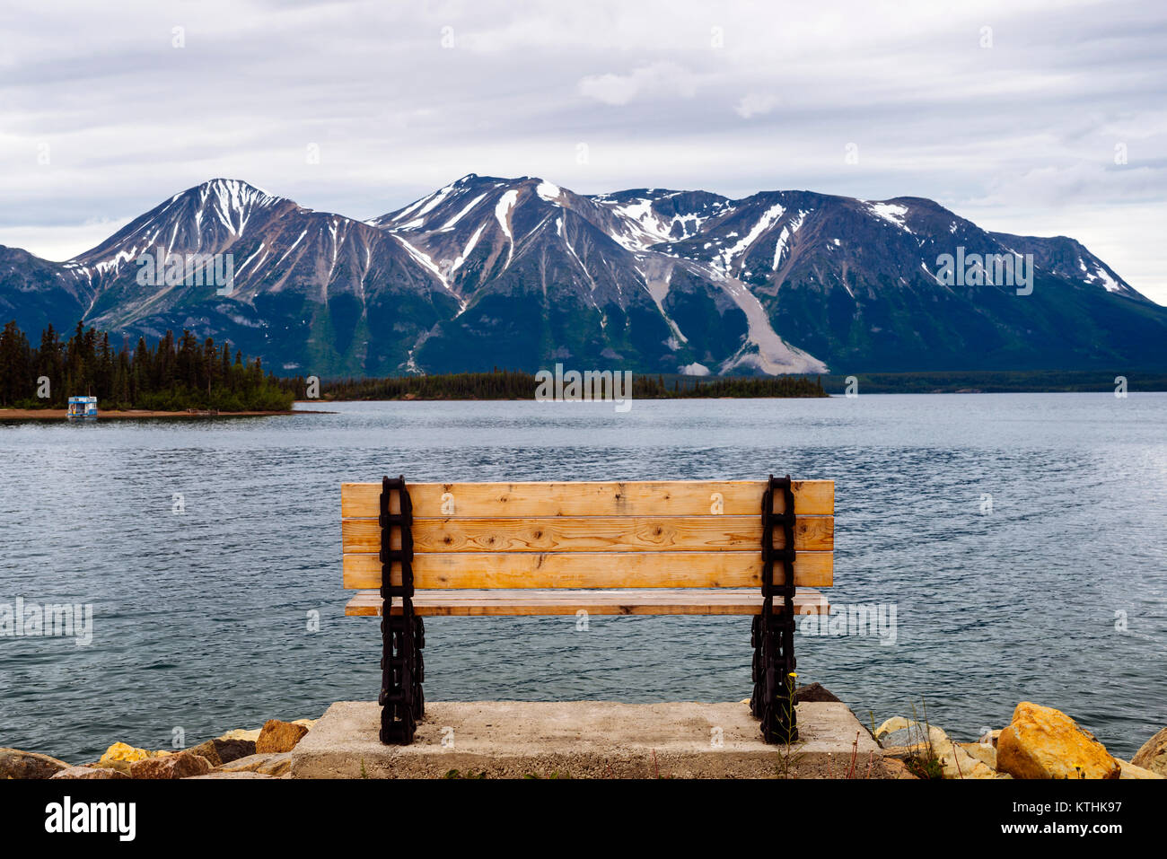 Eine leere Sitzbank mit Blick auf den Atlin Lake im Norden British Columbia, Kanada Stockfoto
