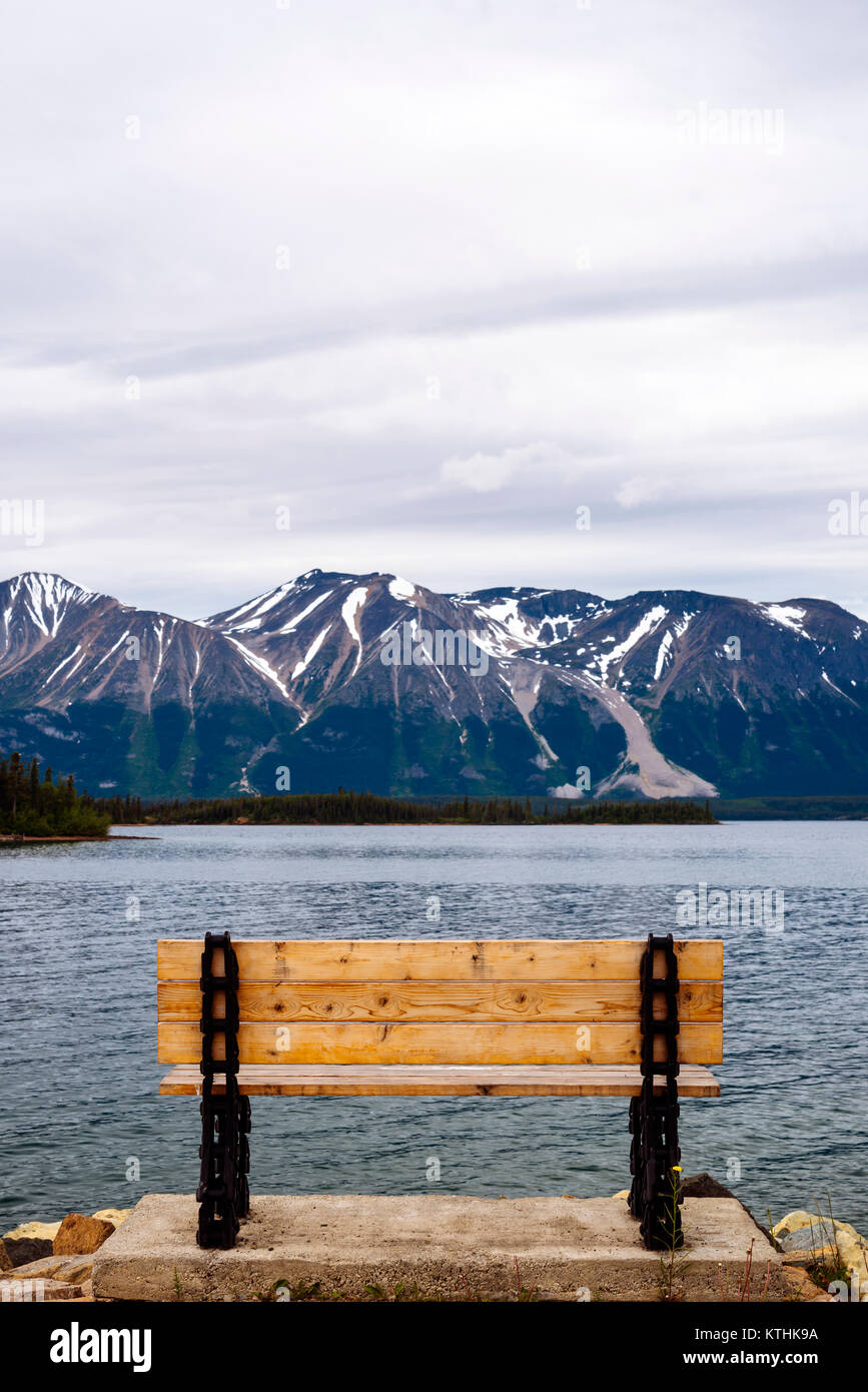 Eine leere Sitzbank mit Blick auf den Atlin Lake im Norden British Columbia, Kanada Stockfoto