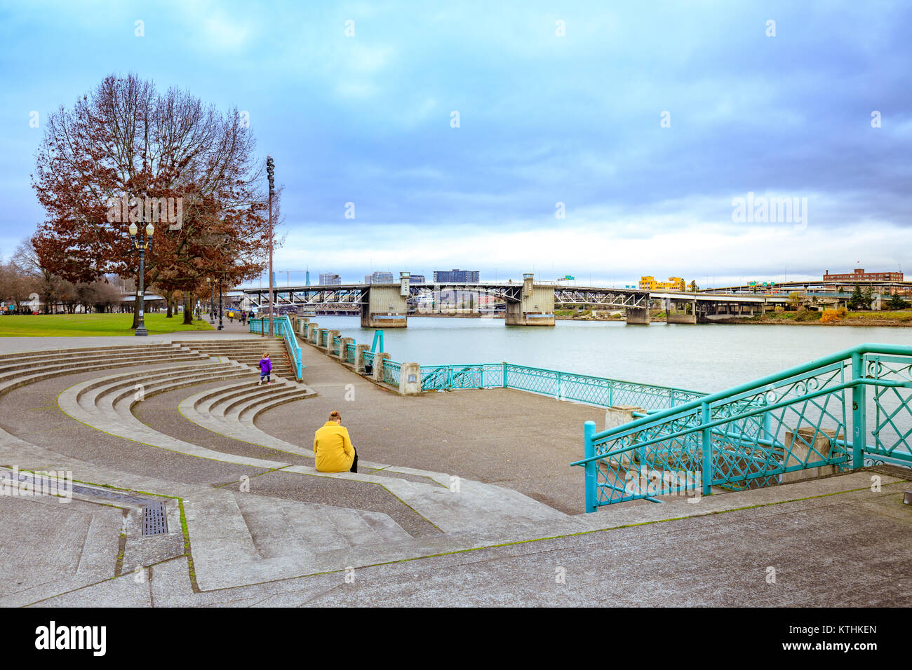 Portland, USA - Dec 19, 2017: Blick auf die Morrison Brücke und Fluss Willamette Blick von der Waterfront Park in der Innenstadt von Portland Stockfoto