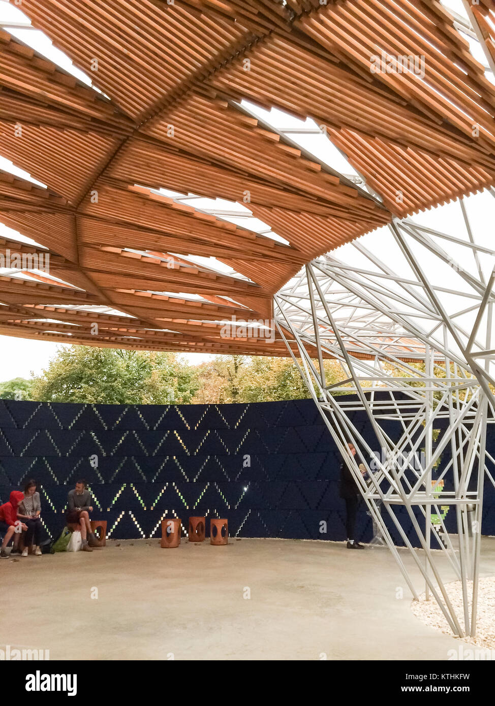 Serpentine Pavillon 2017, entworfen von Francis Kéré. Am Tag der Sturm Ophelia Stockfoto