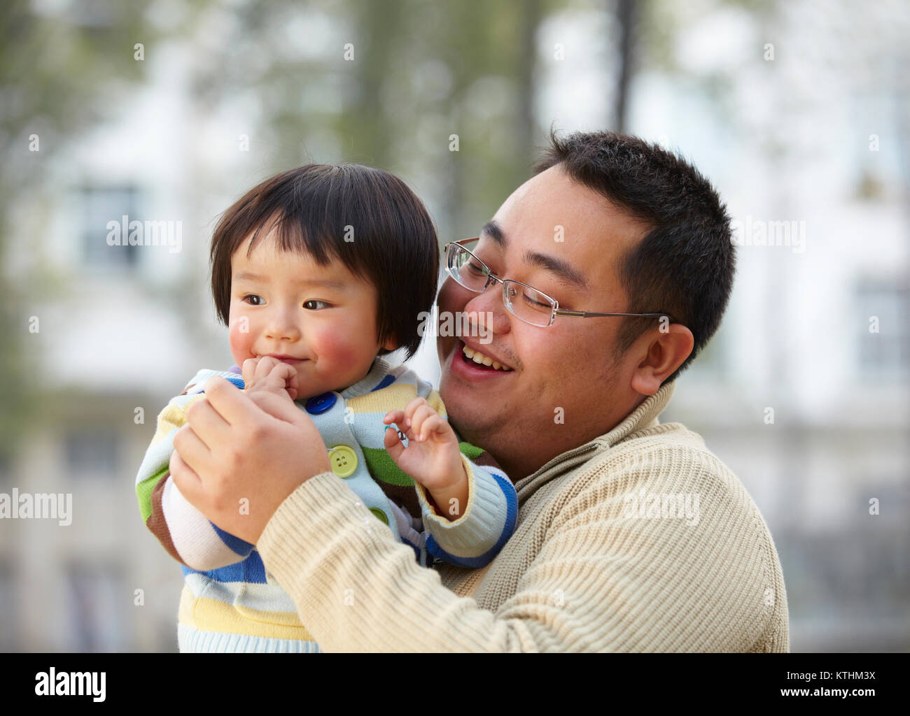 Gerne asiatische Vater spielt mit seinem kleinen Mädchen Outdoor im Park Stockfoto