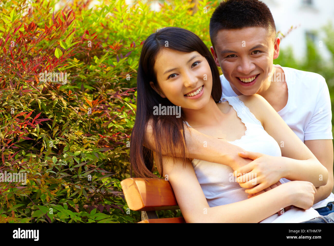 Junge chinesische Liebhaber zusammen Holding im Park Stockfoto