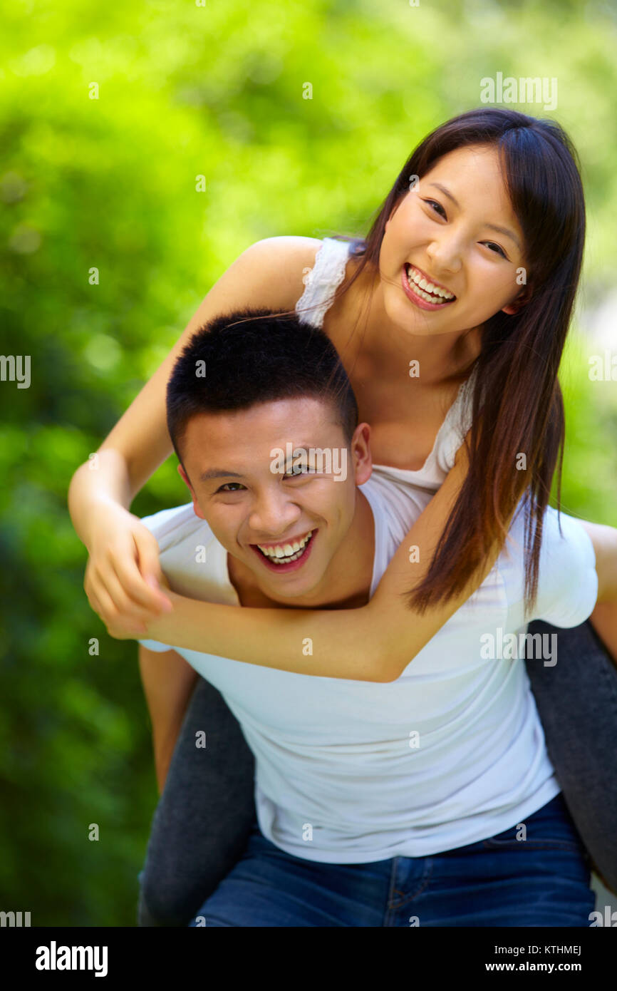 Junge chinesische Liebhaber zusammen Holding im Park Stockfoto