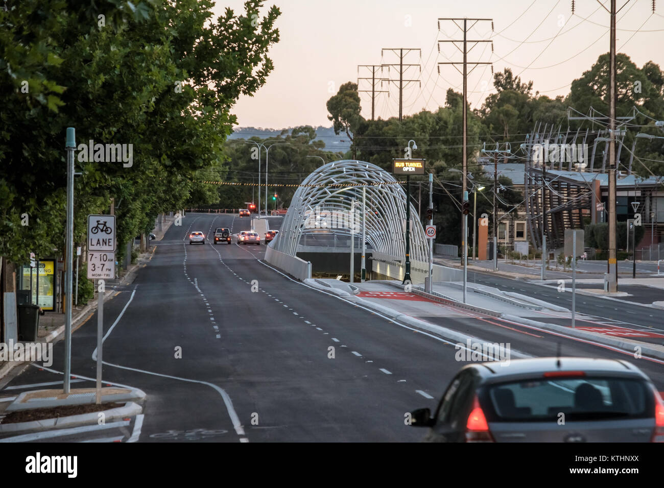 Adelaide, Australien - 25. Dezember 2017: Neue $ 160 Mio. Adelaide O-Bahn Verlängerung Tunnel Eingang mit frisch markierten Busspuren in der Princes Highway A21 v Stockfoto