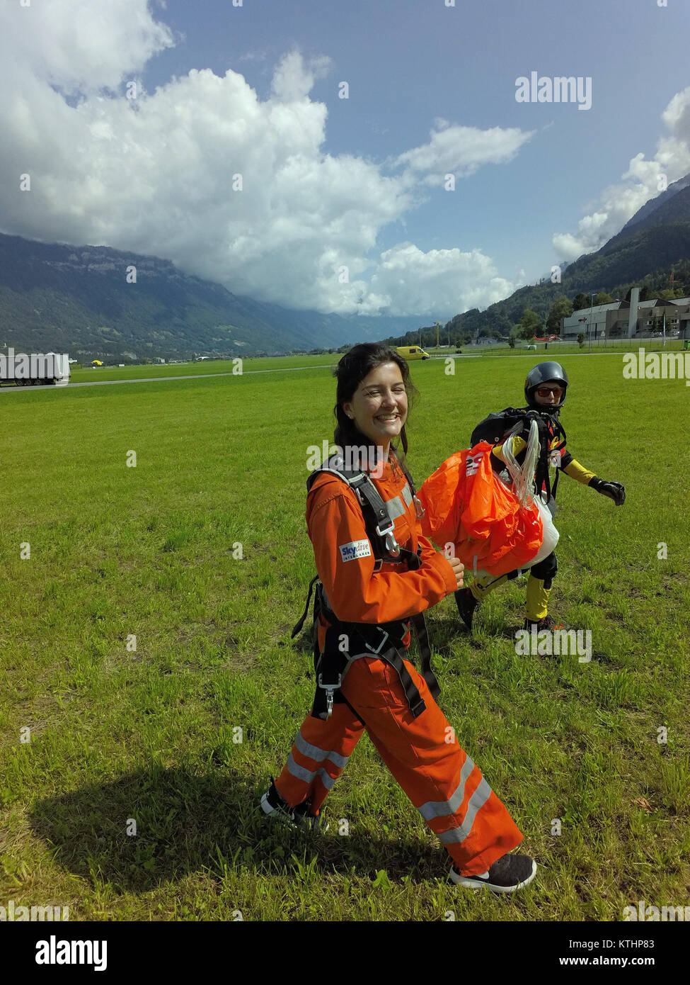 Ein großer Smiley ist auf dem Tandem skydiving Passagier nach einem erfolgreichen Sprung zu sehen. Sie ist so glücklich, dass sie sofort wieder springen würden. Stockfoto