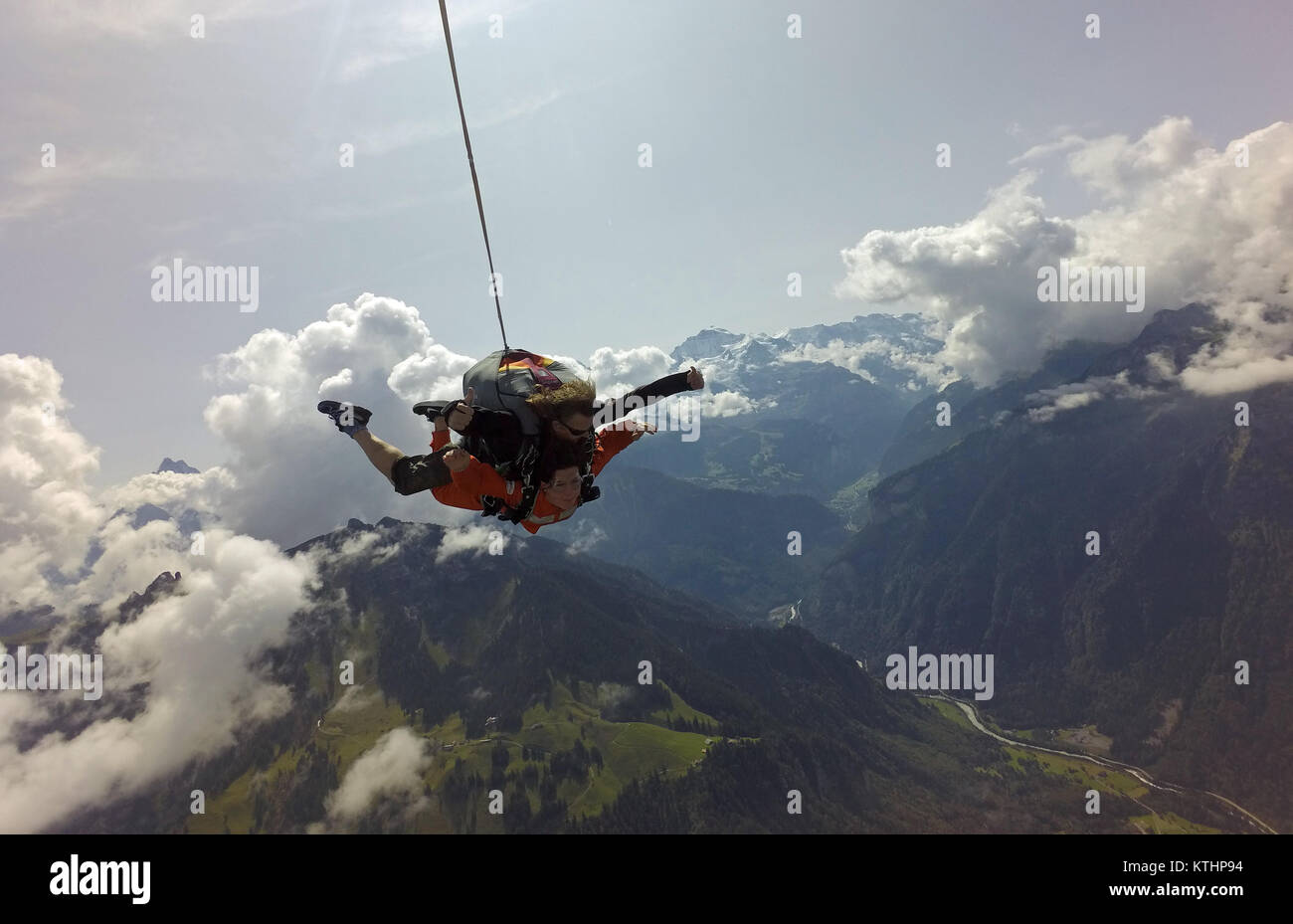 Dieses Tandem skydiving Team freut sich über den Rundflug über eine wunderschöne Berge und den See. Prüfen Sie das lächelnde Gesicht von der Beifahrerseite! Stockfoto Dieses Tandem skydiving Team freut sich über den Rundflug über eine wunderschöne Berge und den See. Prüfen Sie das lächelnde Gesicht von der Beifahrerseite! Stockfoto