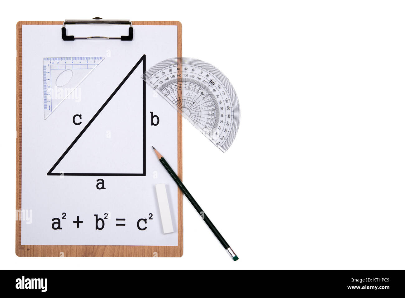 Satz des Pythagoras. Zwischenablage Dreieck Winkelmesser Bleistift auf weißem Hintergrund. Stockfoto