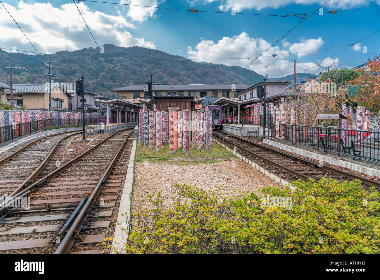 Arashiyama, Kyoto, Japan - 9 November, 2017: Kimono Wald am Randen Arashiyama Station, bunten zylinderförmigen Säulen mit Kimono Patterns von Farbstoff Stockfoto