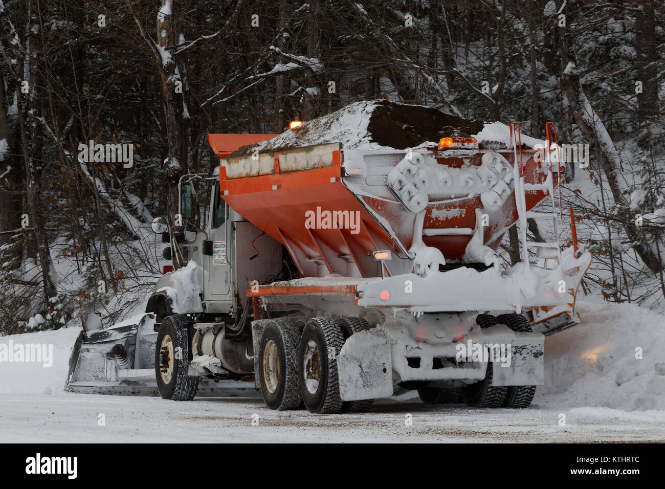 Schneepflug clearing Landstraße in Québec, Kanada. Stockfoto