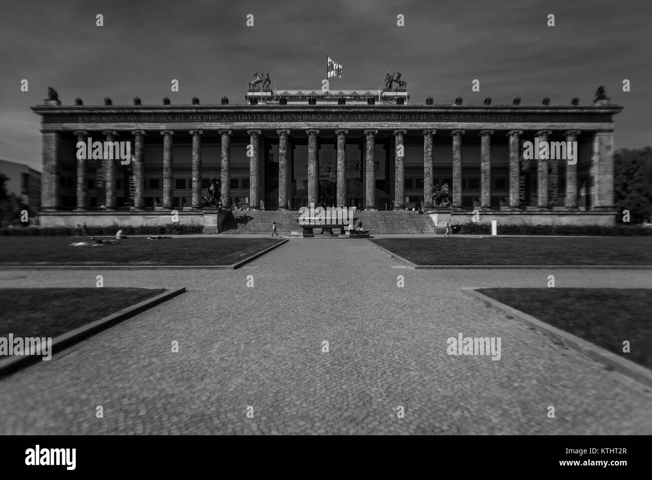 Touristen schlendern durch den Lustgarten mit im Hintergrund das Alte Museum, Berlin 2017. Stockfoto