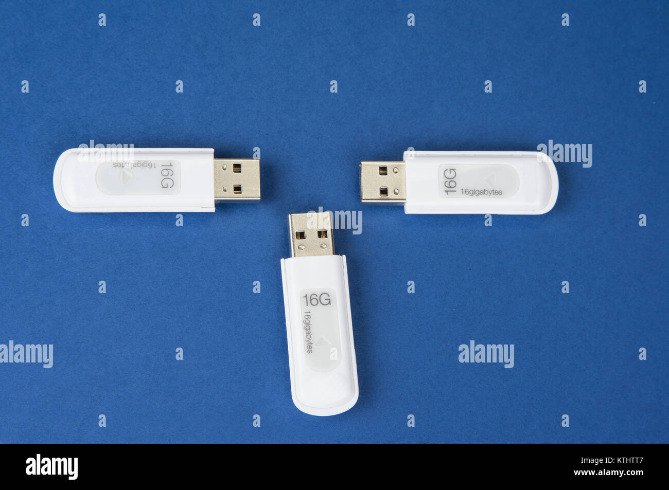 USB-keys Daten auf der bue Hintergrund zu speichern. Stockfoto