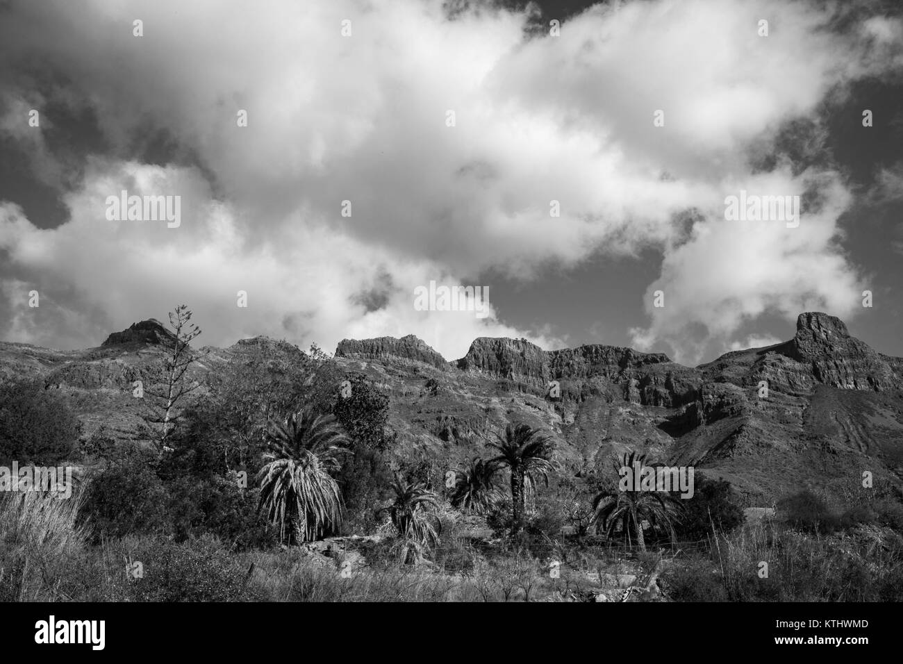 Schwarz-weiß Foto von Bergen und bewölkter Himmel in Gran Canaria, Kanarische Inseln, Spanien Stockfoto