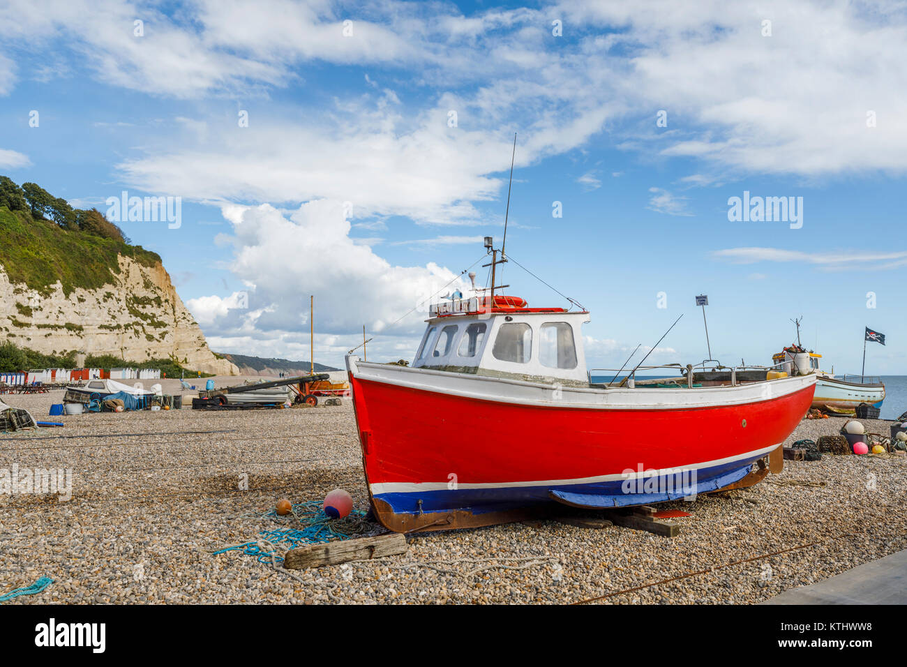 Traditionelles rotes Fischerboot Strände an der Küste bei Bier, einem kleinen Dorf an der Küste auf der East Devon World Heritage Coast, South Coast von England, Großbritannien Stockfoto