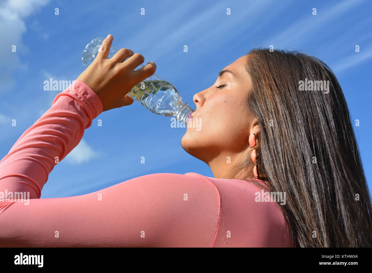 Junge Frau trinkt Wasser aus der Flasche, Kunststoff Flasche Wasser trinken. Stockfoto